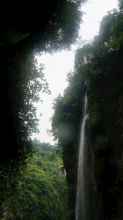 恩施山间瀑布 绿意环绕之景