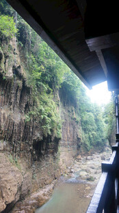 恩施火车窗外的山间峡谷风光