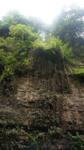 恩施山林间的峭壁景观