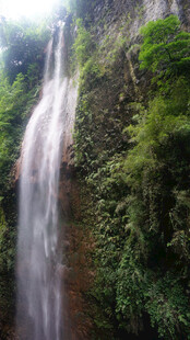 恩施山间瀑布 绿意环绕的美景