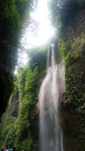 恩施山间飞瀑 绿意环绕的美景