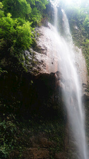 恩施山间飞瀑 绿意环绕