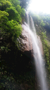 恩施山间瀑布 绿意环绕之景