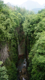 恩施峡谷绿意盎然的自然景观