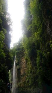 恩施峡谷间的灵动瀑布景观