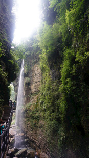 恩施山间瀑布下的清幽步道