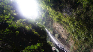 恩施山间瀑布 绿意环绕之景