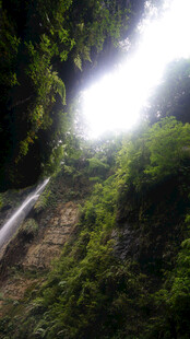 恩施山间瀑布 绿意盎然的景致