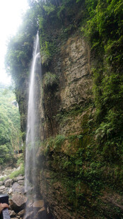 恩施山间瀑布 绿意环绕的美景