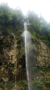 恩施山间瀑布景观