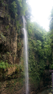 恩施山间飞瀑 绿意环绕的美景
