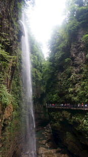 恩施山间瀑布下的木质观景栈道