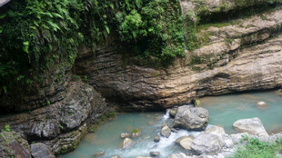 恩施山间清幽溪流与岩石景观