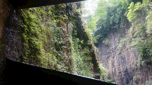 恩施车窗视角下的绝美峡谷风光