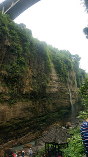 恩施壮观崖壁下的人群景观