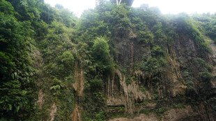 恩施翠绿山峦间的壮美自然景观