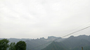 恩施山峦云雾间的自然景致