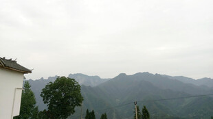 恩施山间房屋与朦胧远山