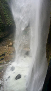 恩施山间瀑布水流倾泻而下