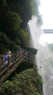 恩施山间栈道赏壮丽瀑布景观