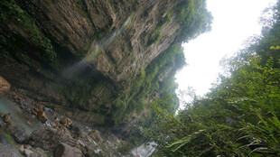 恩施山间瀑布下的葱郁自然景