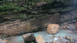 恩施山间幽潭 奇石碧水之景