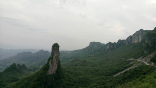 恩施奇峰屹立于葱郁山峦间
