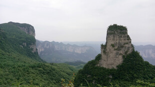 恩施奇峰屹立于葱郁山峦间