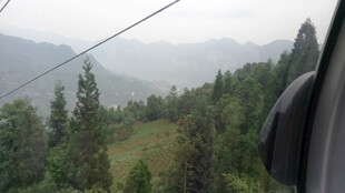 恩施车窗外的山林风景