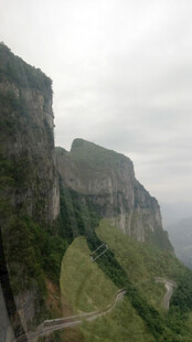 恩施壮丽险峻的悬崖风光