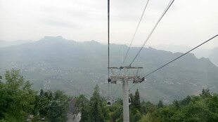 恩施山间索道穿行于绿树间