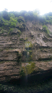 恩施陡峭崖壁 绿意点缀