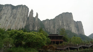 恩施奇峰环绕中的古朴建筑