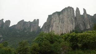 恩施壮丽山峦与葱郁植被