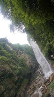 恩施山间瀑布景观