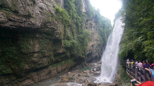 恩施峡谷瀑布美景