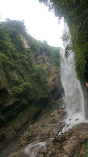 恩施山间瀑布景观