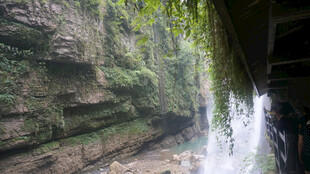 恩施山间瀑布下的清幽景致