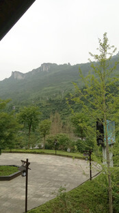 恩施山间幽静道路景观