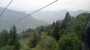 恩施山间缆车穿行葱郁山林