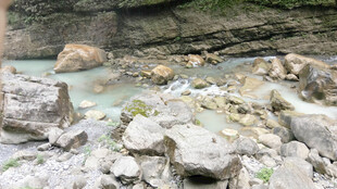 恩施山间溪流与嶙峋怪石