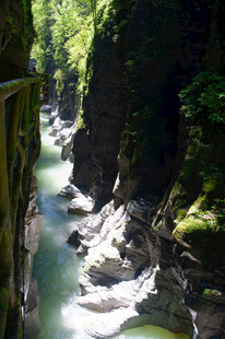 恩施峡谷溪流间的自然美景