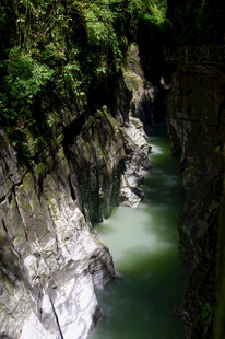 恩施峡谷绿水间的自然奇观