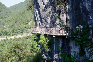 恩施悬崖栈道 穿梭青山绿意间