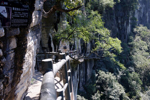 恩施悬崖栈道穿梭于山林之间