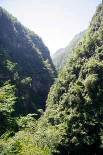 恩施山间绿意盎然的秀丽峡谷
