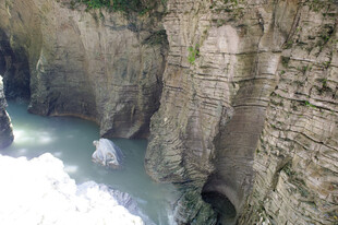 恩施峡谷间湍急河流景观