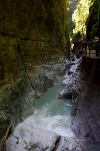 恩施山间清幽溪流峡谷美景