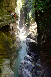 恩施山间幽僻峡谷溪流美景