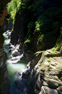 恩施山间幽谧溪流穿行峡谷